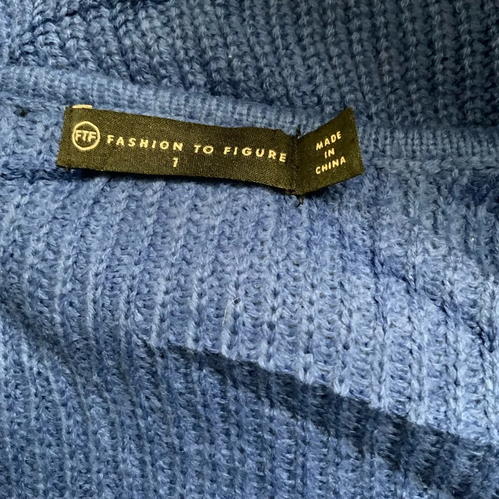 Fashion to Figure dark blue sweater with front knot. NWT. Size 1X - Picture 6 of 7